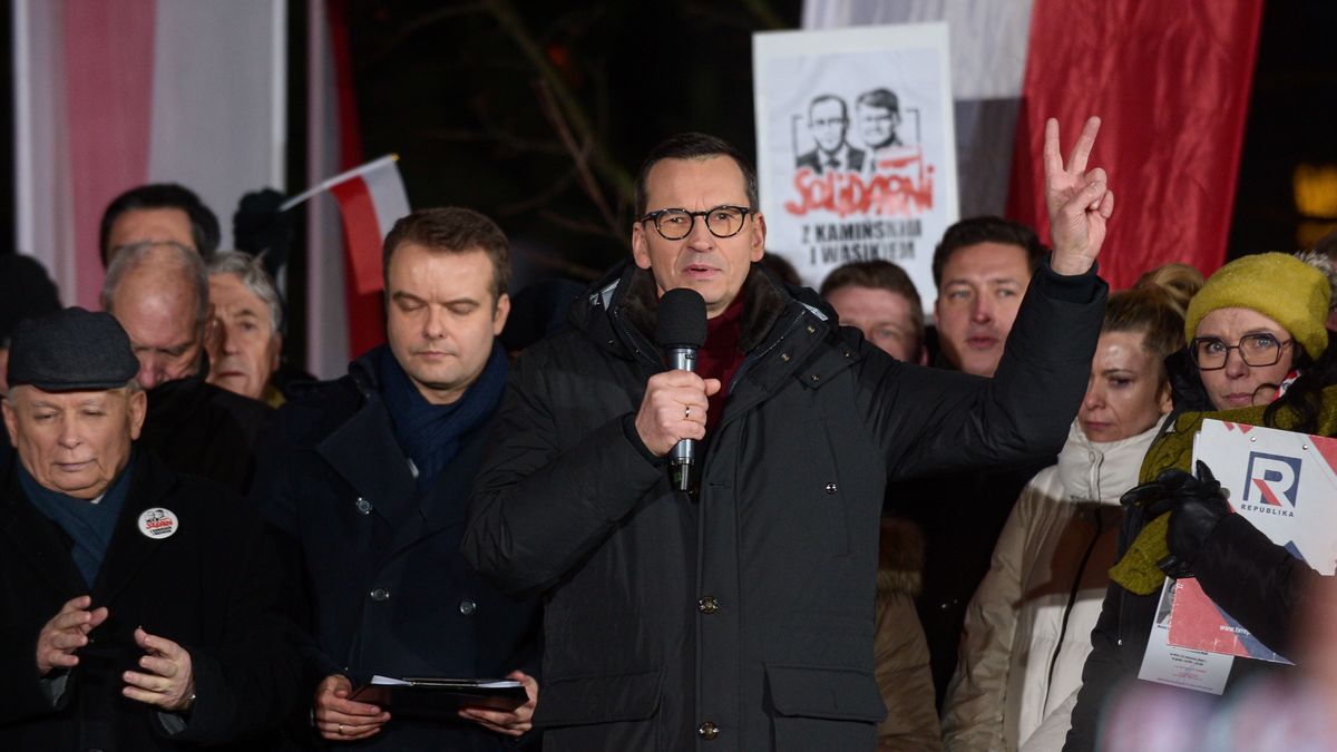 Warszawa, 11.01.2024. Prezes PiS Jarosław Kaczyński (L), były premier Mateusz Morawiecki (C) i poseł PiS Rafał Bochenek (C-L) na organizowanej przez Prawo i Sprawiedliwości manifestacji ph. "Protest Wolnych Polaków" pod siedzibą Sejmu w Warszawie, 11 bm. (ad) PAP/Marcin Obara
