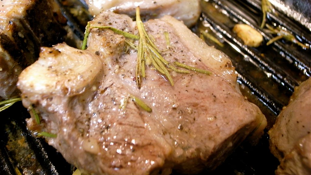 Opiekany mrożony comber z jagnięciny nowozelandzkiej (mięso i tłuszcz)