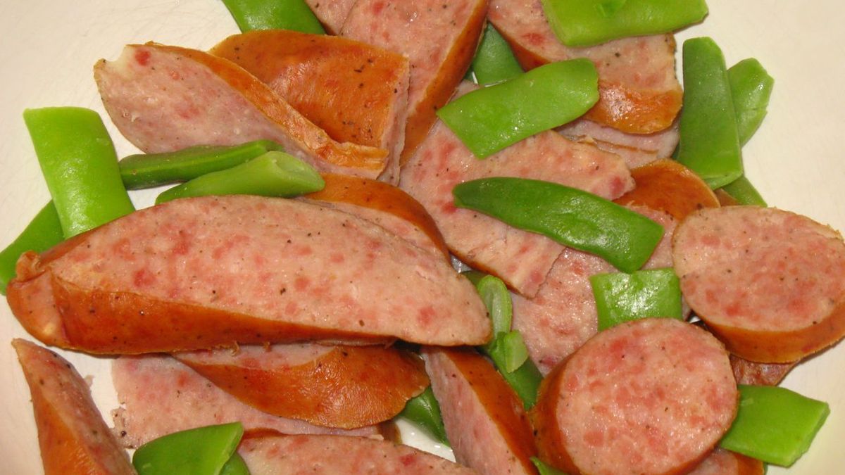 Wędzona kiełbasa wieprzowo-wołowa (pęto) zawierająca odtłuszczone mleko w proszku