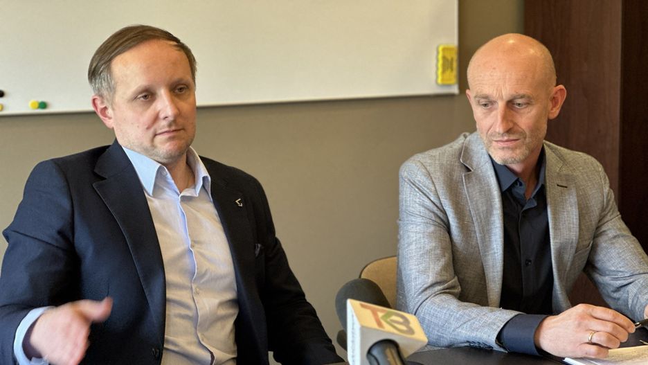 O powodach wyższych rachunków za ciepło mówili dziś na konferencji Łukasz Rutka, prezes PEC (od lewej) i Krystian Barański, wiceprezes PEC