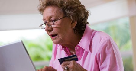 Nowe technologie w finansach oczami seniorów. Wygoda rośnie, problemy nadal istnieją