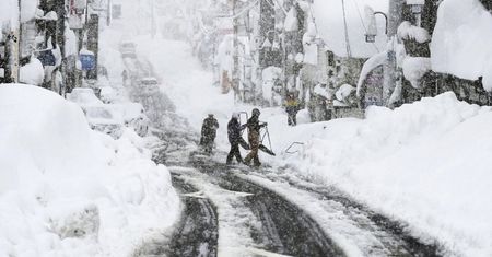 Japonia pod śniegiem. Takich opadów nikt się nie spodziewał