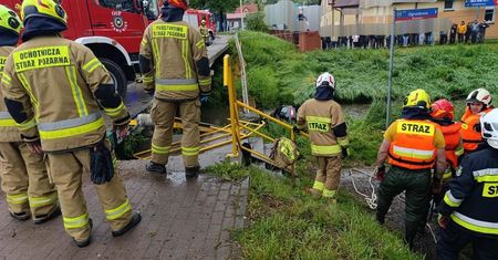 Ford przebił bariery mostu i spadł do rzeki. Strażacy uwolnili z auta poważnie rannego kierowcę