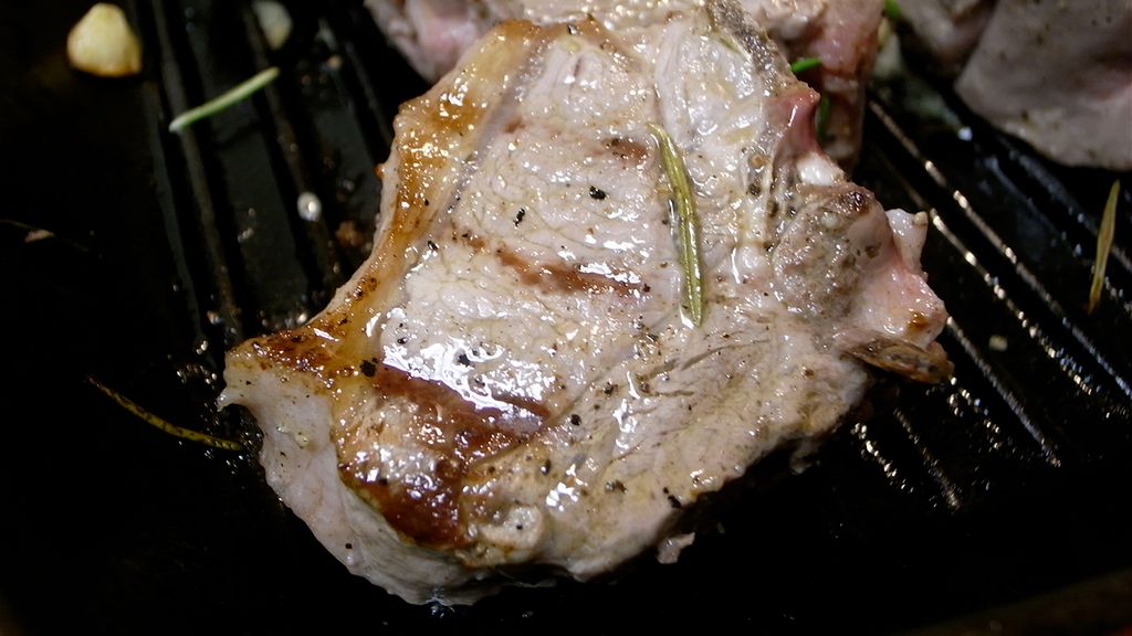 Opiekany mrożony comber z jagnięciny nowozelandzkiej (samo mięso)