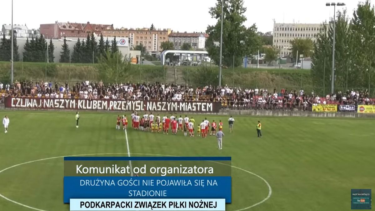 YouTube / Podkarpacki Związek Piłki Nożnej / Na zdjęciu: derby Przemyśla w lidze okręgowej 2024/25