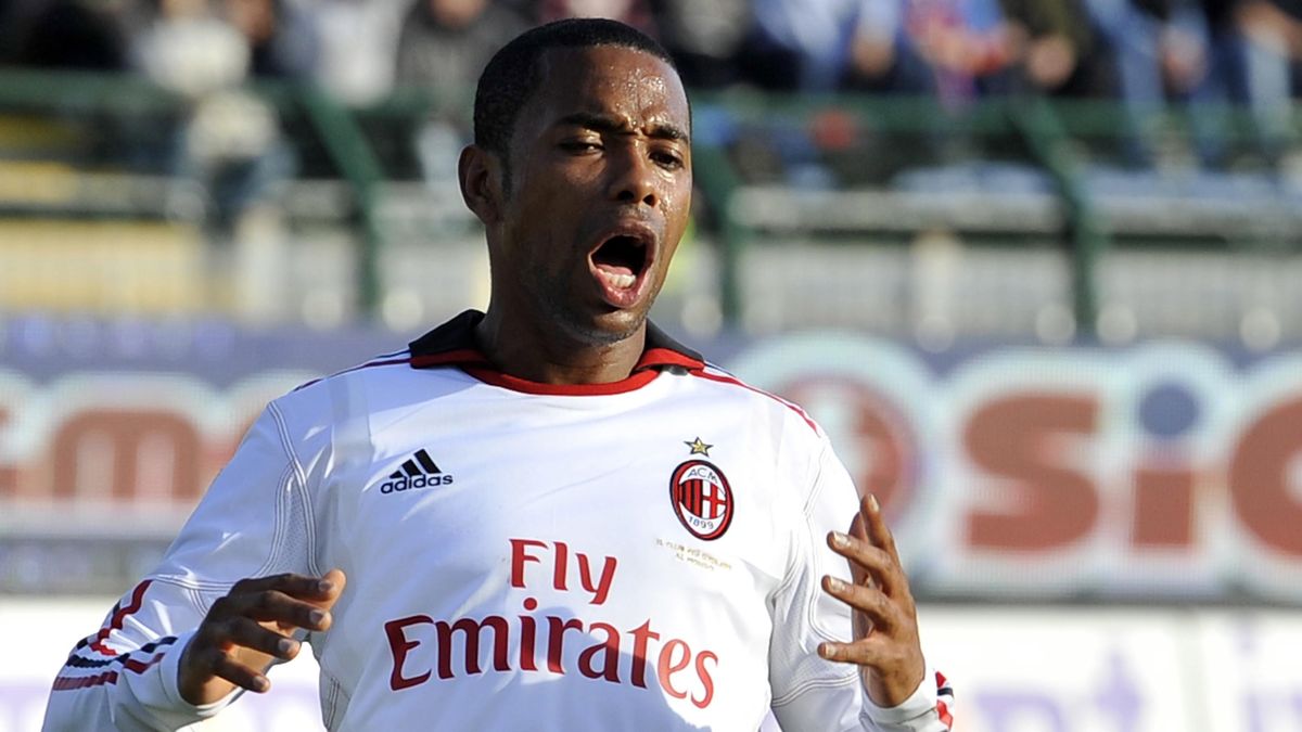 epa09696849 (FILE) - Forward of AC Milan Robinho during Serie A match Cagliari vs Milan at Sant'Elia stadium in Cagliari, Italy, January 6, 2011 (reissued 20 Januart 2022). Italy's Supreme Court confirmed on 19 January 2022 Robinho's nine-year prison sentence for sexually assaulting a woman. The assault took place in 2013 when Robinho was playing for AC Milan. Robinho was convicted of rape in 2017 and received a nine-year prison sentence. With the ruling of the Supreme Court the appeals process has finished. Robinho is living in Brazil and it is currently unclear whether he will serve his sentence at all as the Brazilian constitution bans the extradition of its citizens.  EPA/MAURIZIO BRAMBATTI *** Local Caption *** 02518179 Dostawca: PAP/EPA.