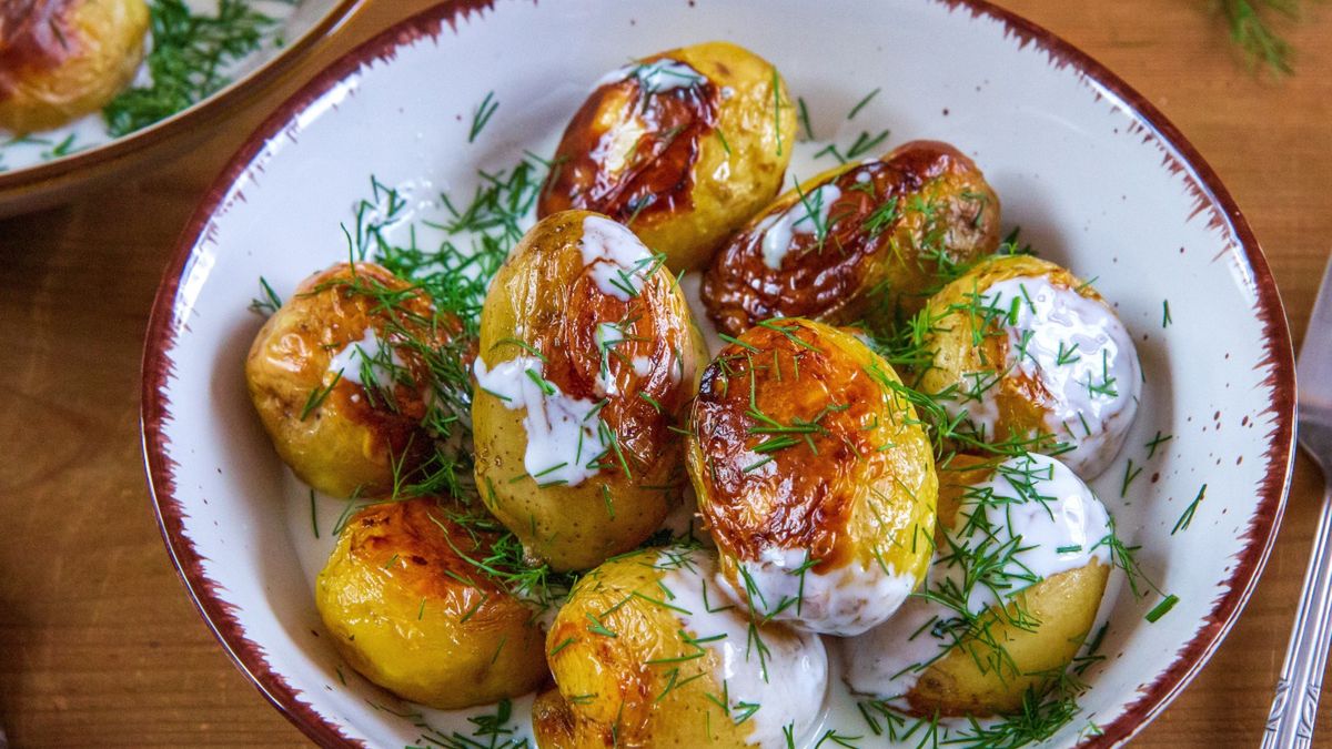 Pieczone młode ziemniaczki z koperkiem i jogurtem