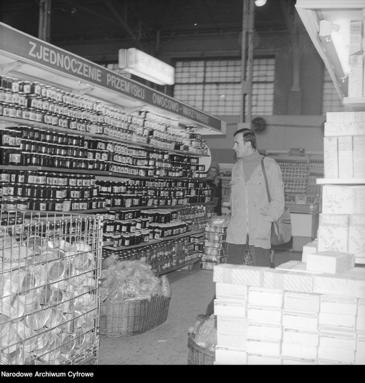 W czasach PRL-u Mikołaj do buta przynosił dzieciom to, co z trudem zdobyli rodzice. W czasach największego kryzysu lat 80. słodycze kupowali na kartki, wystawali po nie w kolejkach. A szczytem szczęścia była możliwość kupienia czegoś w Peweksie...z trudem