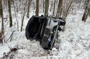 Woj. warmińsko-mazurskie: Mieszkaniec Warszawy nie opanował BMW. Auto wpadło do rowu