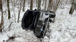 Woj. warmińsko-mazurskie: Mieszkaniec Warszawy nie opanował BMW. Auto wpadło do rowu