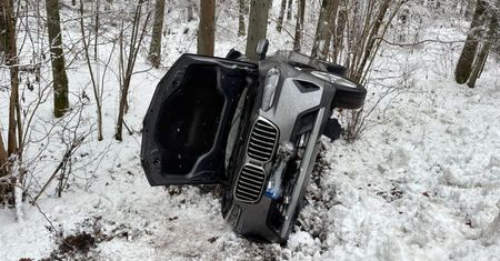 Woj. warmińsko-mazurskie: Mieszkaniec Warszawy nie opanował BMW. Auto wpadło do rowu
