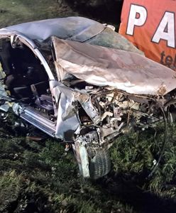 Auto zmiażdżone. Tragiczny wypadek w sylwestrową noc