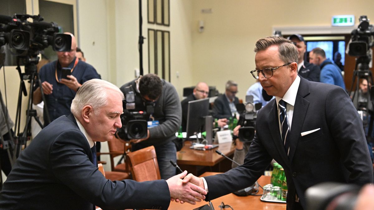 Warszawa, 09.01.2024. Były wicepremier w rządzie PiS Jarosław Gowin (L) i przewodniczący komisji, poseł KO Dariusz Joński (P) przed posiedzeniem sejmowej komisji śledczej do zbadania legalności, prawidłowości oraz celowości działań podjętych w celu przygotowania i przeprowadzenia wyborów Prezydenta Rzeczypospolitej Polskiej w 2020 r. w formie głosowania korespondencyjnego, 9 bm. w Sejmie w Warszawie. (sko) PAP/Radek Pietruszka