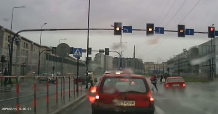 Kierowca BMW o włos od pieszych