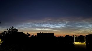 Nocne widowisko w powiecie puckim. Obłoki srebrzyste, kosmiczne chmury nad Bałtykiem