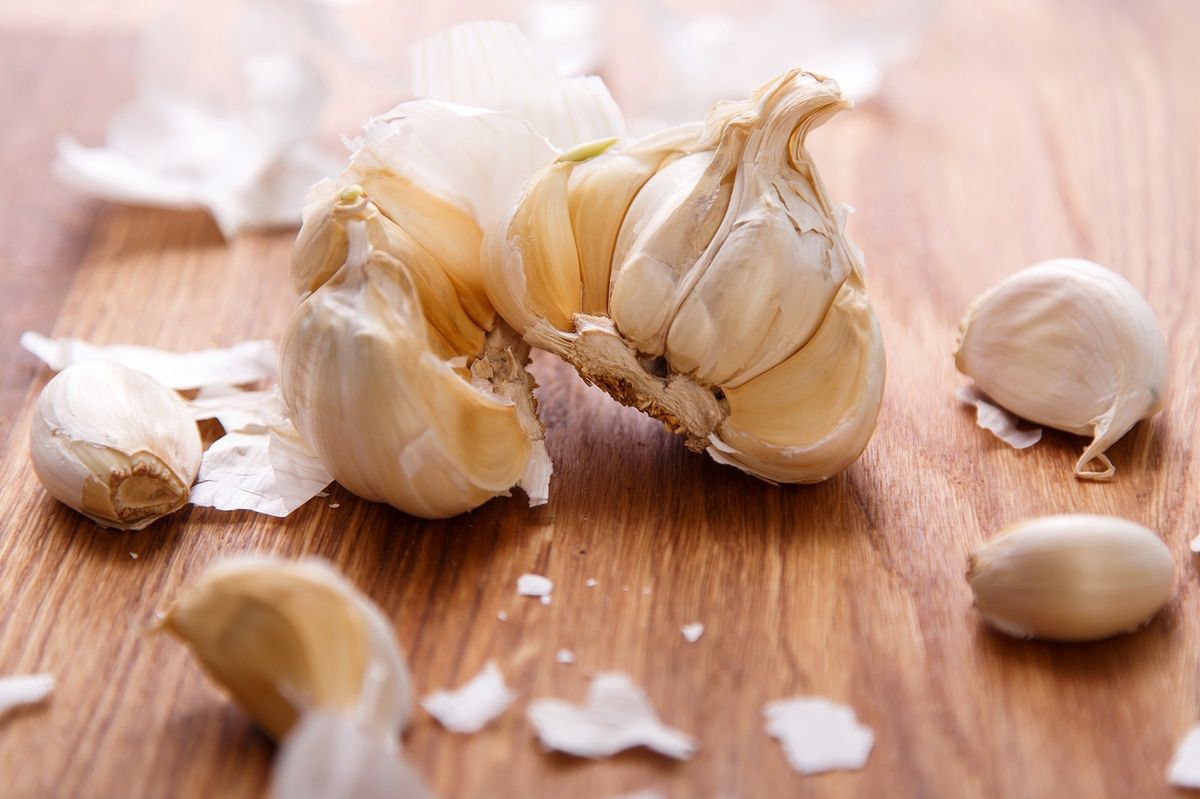 Garlic peel can be very useful at home.