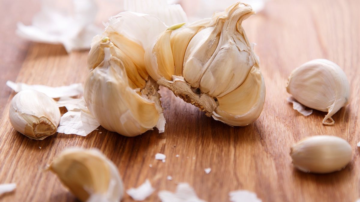 Łupiny z czosnku mogą bardzo przydać się w domu.