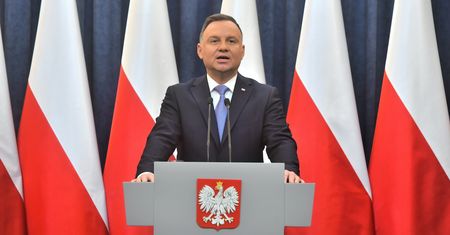 "Nie chce tonąć razem z PiS-em". Internet wrze po decyzji Dudy
