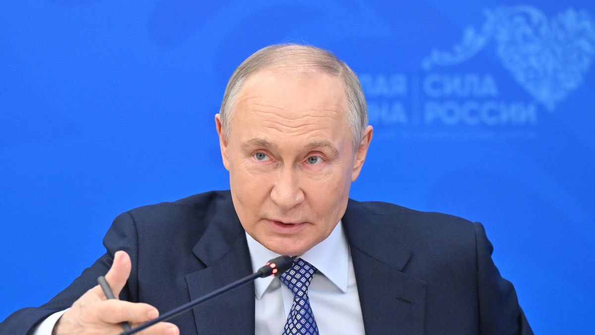 Russian President Vladimir Putin meets with heads of municipalities in the constituent entities of Russia as part of the 2nd All-Russian Municipal Forum 'Small Motherland - the Strength of Russia' at the Russia National Centre in Moscow, Russia, 21 April 2025. EPA/STANISLAV KRASILNIKOV / SPUTNIK / KREMLIN POOL MANDATORY CREDIT Dostawca: PAP/EPA.