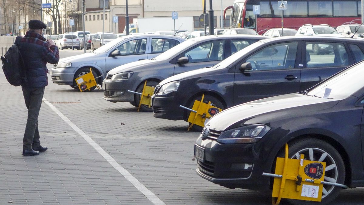 Reporter baza 2020-06-a
01.2018 Lodz. Straznicy miejscy zakladaja blokady na kola nieprawidlowo zaparkowanych samochodow Fot. Piotr Kamionka/REPORTER
Piotr Kamionka/REPORTER