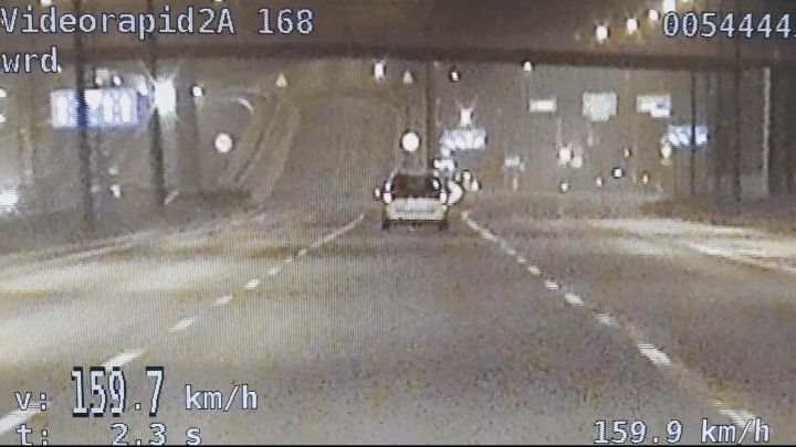 Kierowca subaru jechał al. Solidarności z prędkością blisko 160 km/h