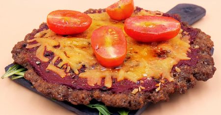Zrób pizzę z mięsa i sera. Brzmi dziwnie, ale nie oderwiesz się od talerza