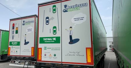 Problem lewego pasa. Tak polska firma transportowa okleiła swoje tiry