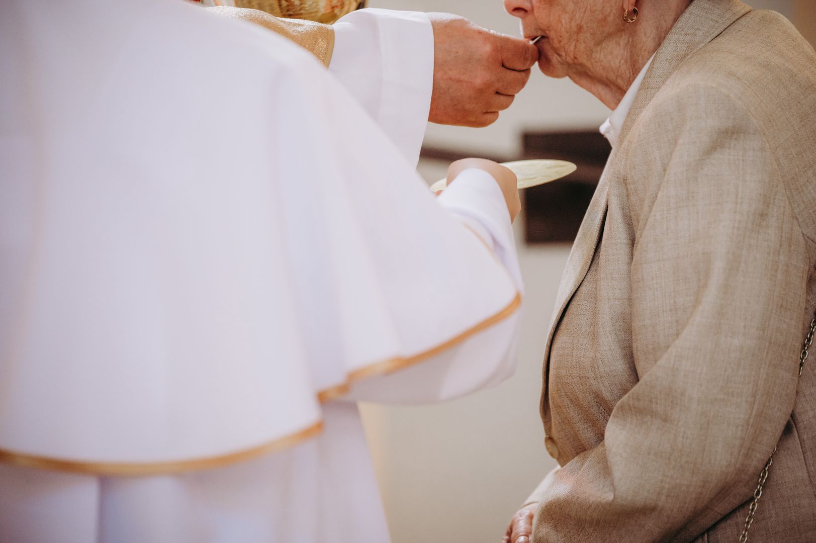 Wyznawcy innych religii przystąpią do komunii? Kardynał wyjaśnia