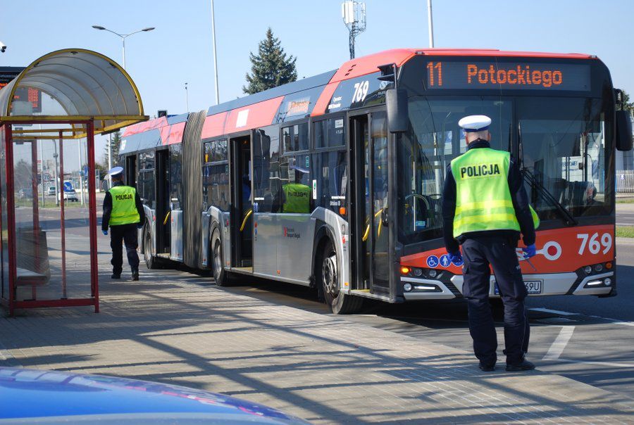 Widok policji na przystankach komunikacji zbiorowej może być częstszy