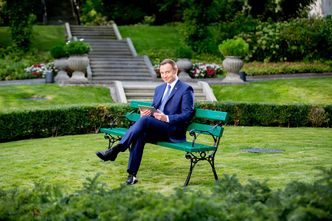 Kancelaria Andrzeja Dudy na zakupach. Urzędnicy prezydenta zamówili młot wyburzeniowy, krzyże i kilogramy mięsa