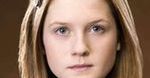 Bonnie Wright w objęciach Jamiego Campbella Bowera