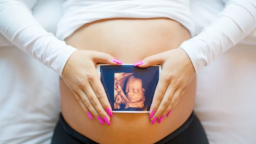 Płód arlekin, zwany także rybią łuską arlekinową, jest bardzo rzadką chorobą dziedziczną. To wynik mutacji genetycznej. 