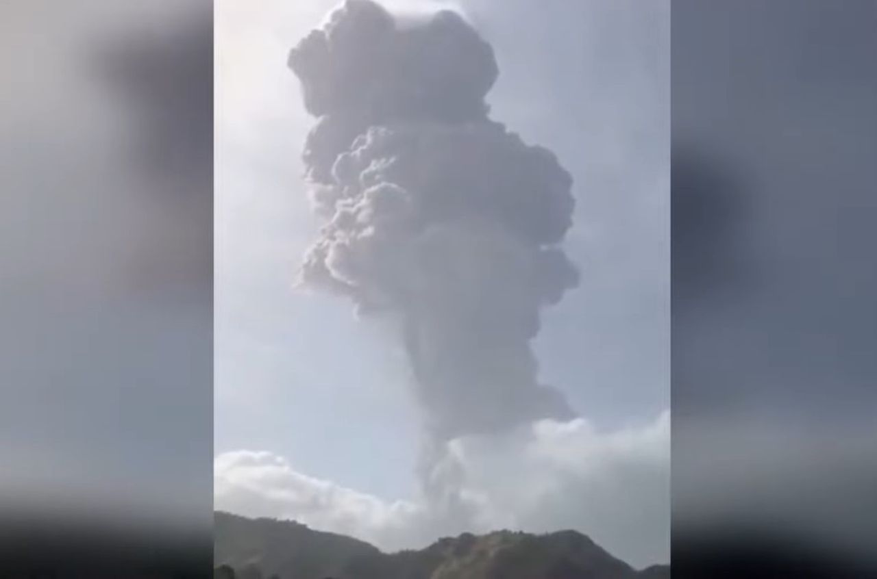 Wulkan La Soufriere budzi się do życia. Zdjęcie pokazuje pióropusz pyłu i lawy