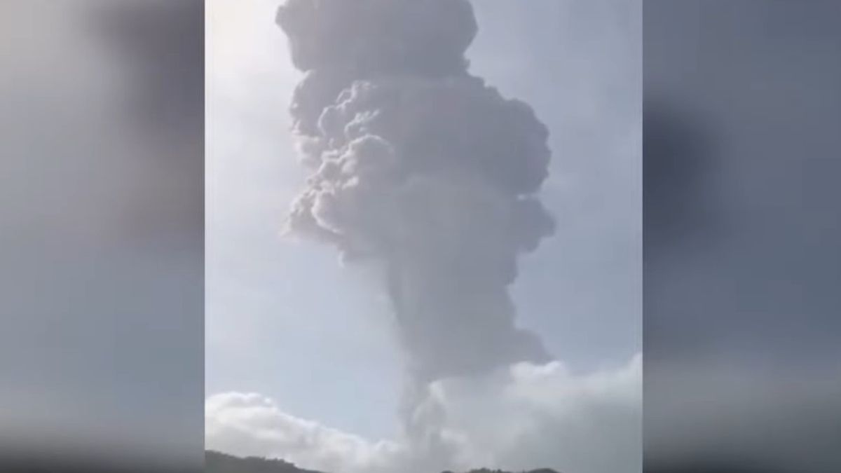 Wulkan La Soufriere budzi się do życia. Zdjęcie pokazuje pióropusz pyłu i lawy 1