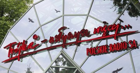 Afera w Trójce. Warszawiacy symbolicznie żegnają radiową Trójkę