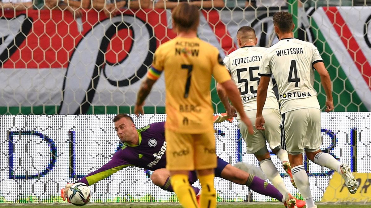 PAP / Piotr Nowak / Na zdjęciu: Artur Boruc broni strzał rywali