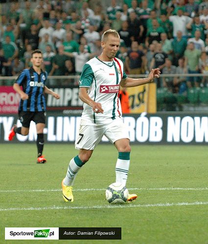 Moment w którym Plaku pokonuje bramkarza Club Brugge