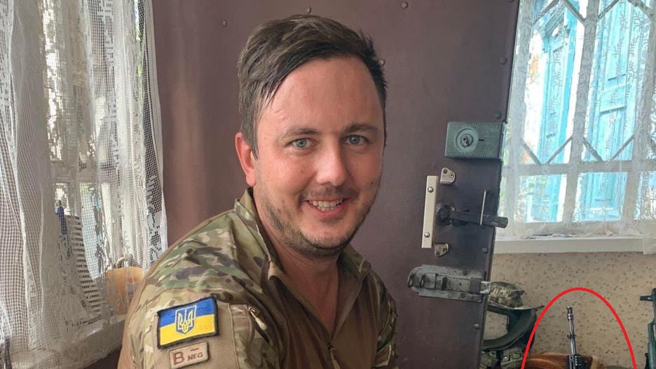 Amerykański ochotnik w Ukrainie wraz z karabinkiem Grot.