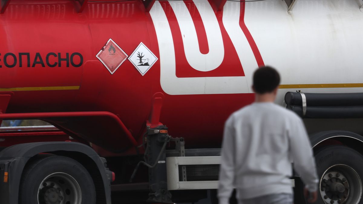 A person walks near a truck at a gas station of Russian multinational energy corporation Lukoil in Moscow, Russia, 27 October 2025. EPA/MAXIM SHIPENKOV Dostawca: PAP/EPA.