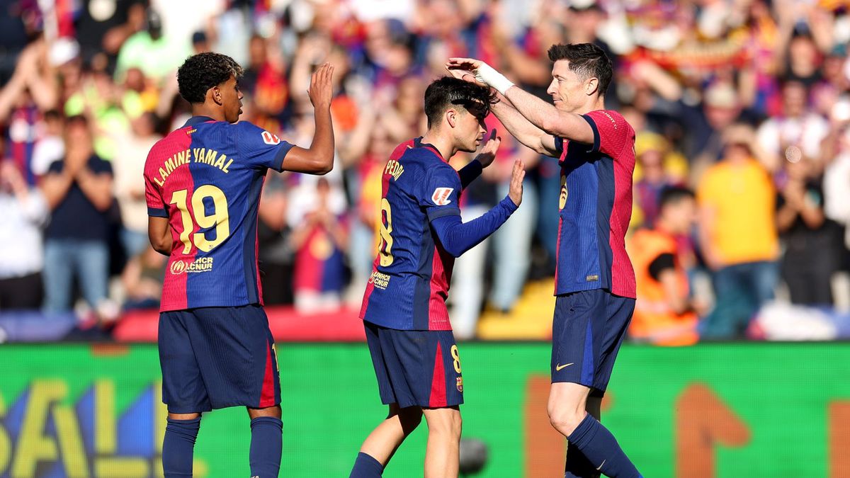 Getty Images / Judit Kartiel / Na zdjęciu: Lamine Yamal, Pedri oraz Robert Lewandowski