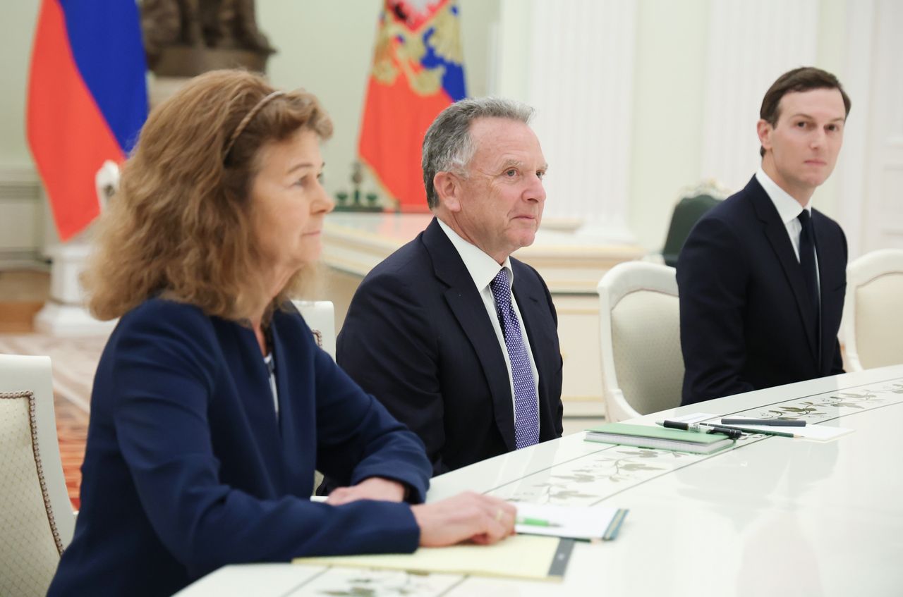 Tajemnicza kobieta przy stole z delegacją USA na Kremlu