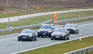 Osobówka wjechała w rządowa kolumnę. Są poszkodowani