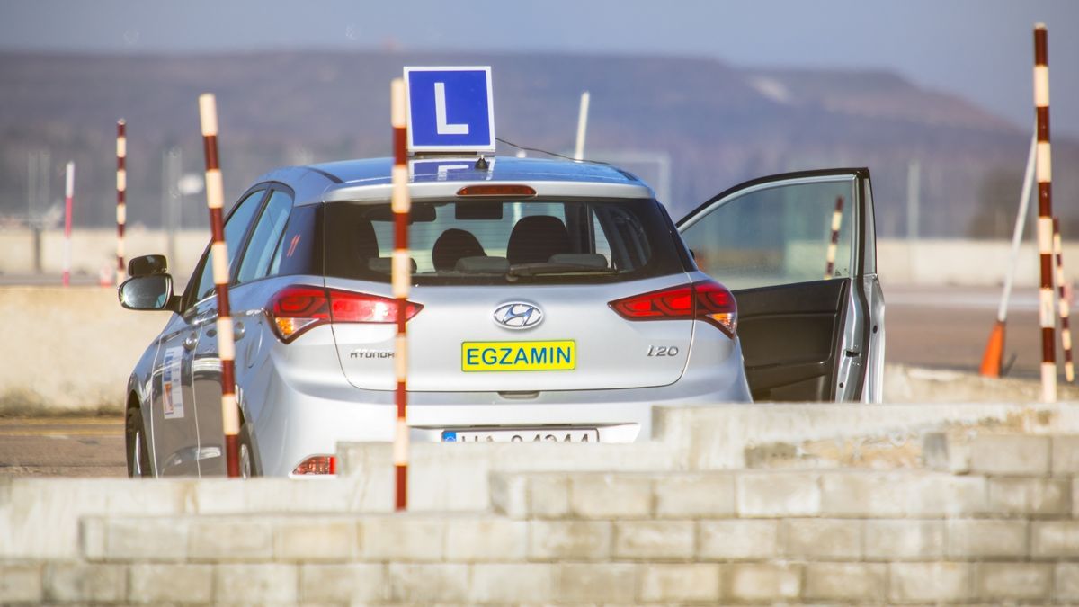 Egzamin na prawo jazdy to przedostatni z pięciu kroków do jego zdobycia