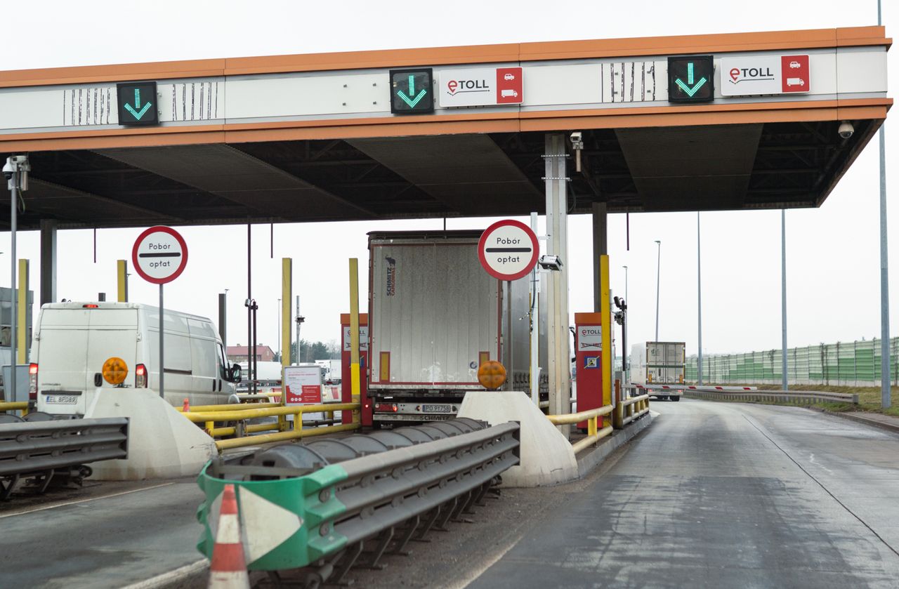 Jest lista stacji, na których kupisz bilet na autostradę w systemie e-TOLL. Nie ma ich wiele