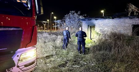 Wyciągnęli mężczyznę z płonącego domu. Heroiczna akcja policjantów