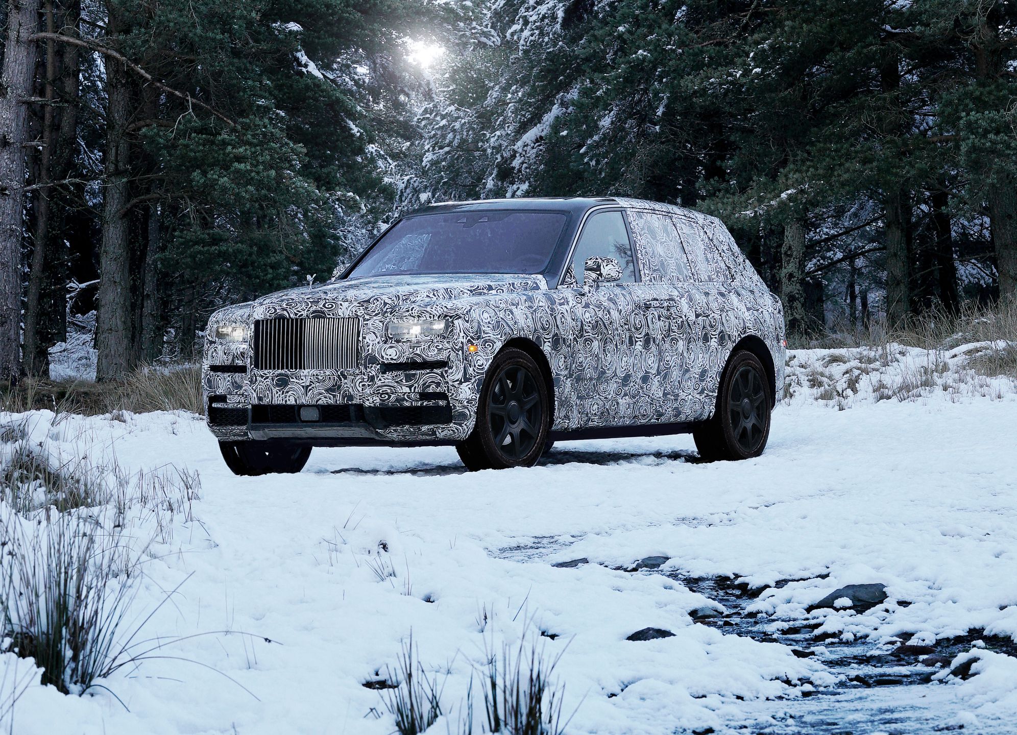 Cullinan pozuje w śniegu. Jak każdy nie-SUV.