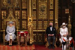 Elżbieta usiadła samotnie na tronie. Uwagę przykuły dwa miejsca po jej lewicy