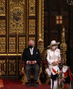 Elżbieta usiadła samotnie na tronie. Uwagę przykuły dwa miejsca po jej lewicy