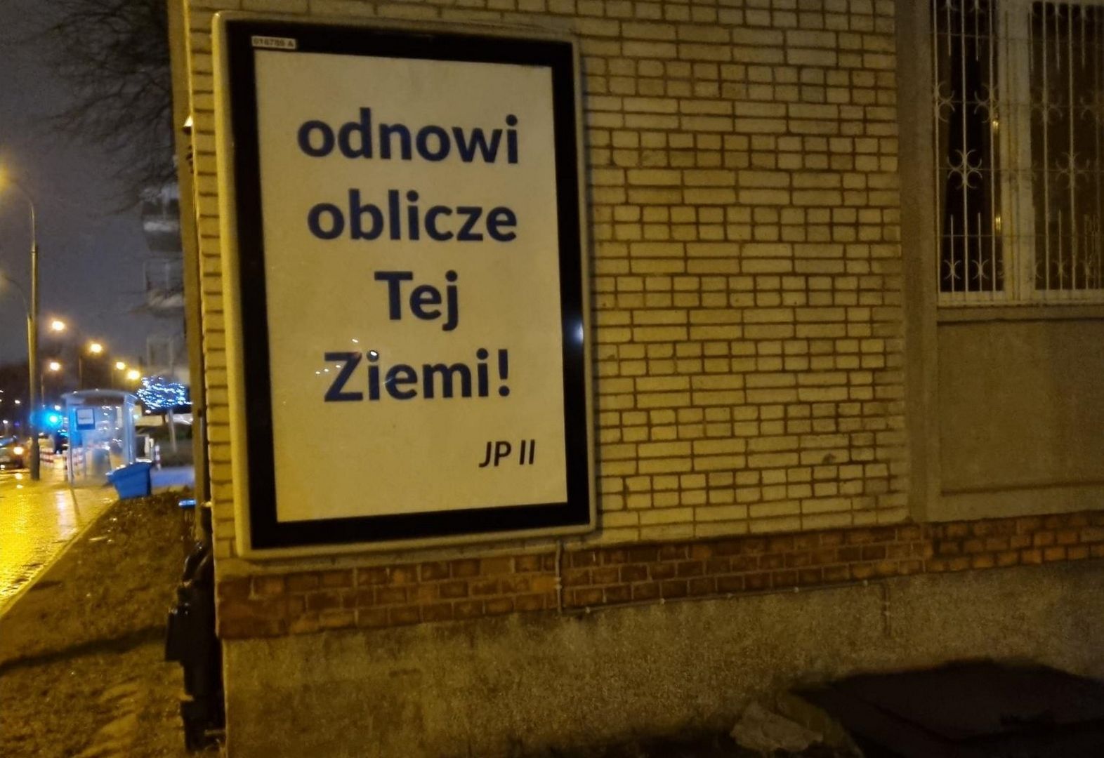 Pojawiły się w całej Polsce. Wiadomo, kto stoi za "papieskimi billboardami"