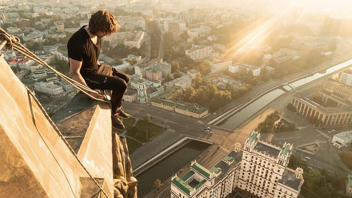 Widok, od którego kręci się w głowie. Śmiałkowie weszli na szczyt budynku bez zabezpieczeń 1